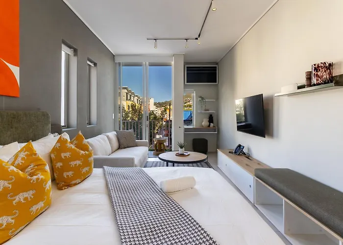 The Rose 307: Modern City Apartment With Pool