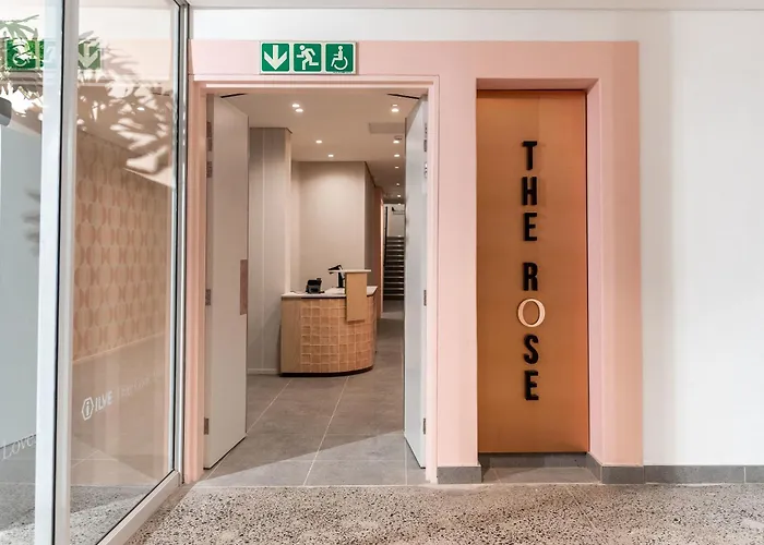 The Rose 307: Modern City Apartment With Pool