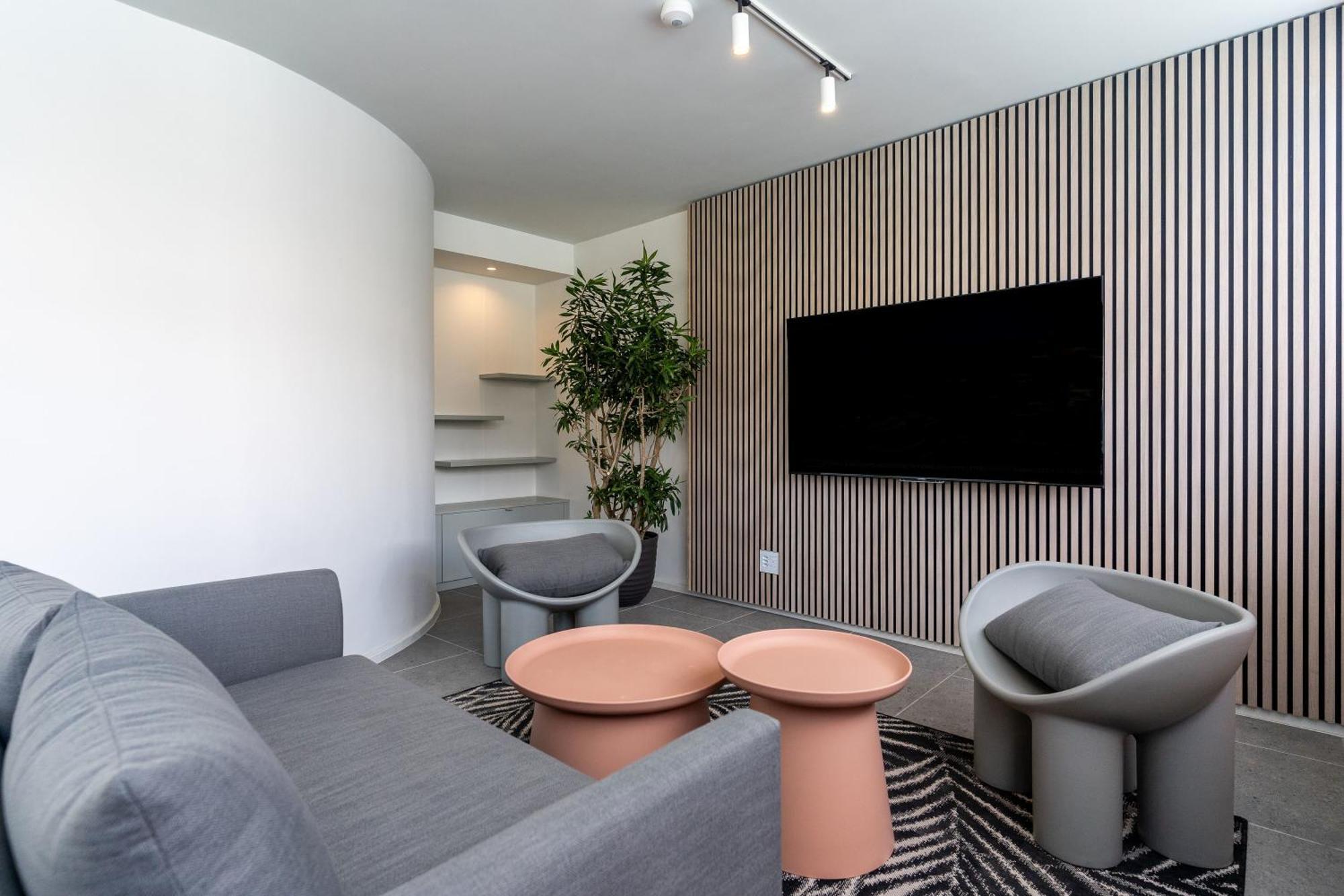 The Rose 307: Modern With Pool Apartment