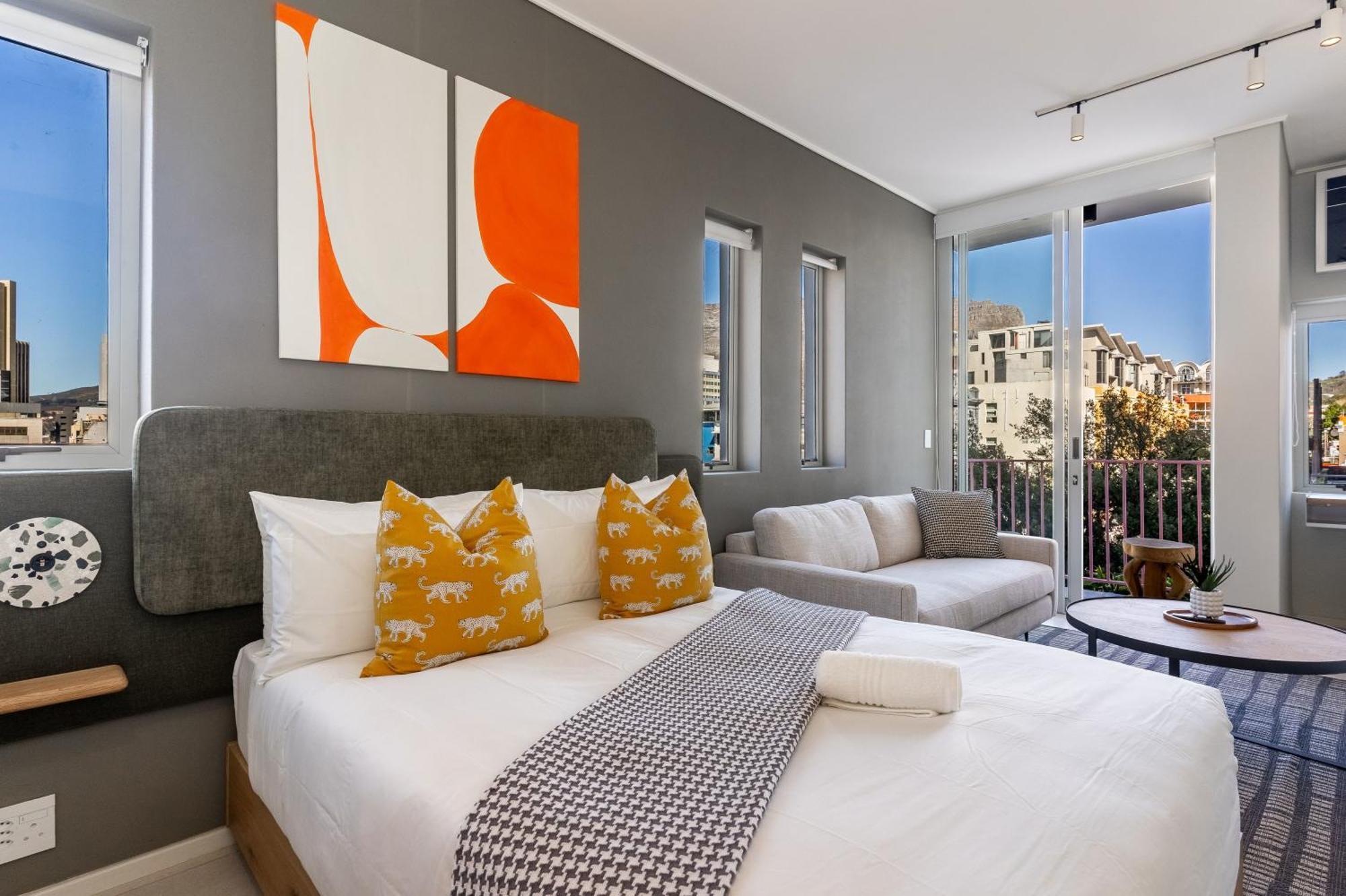 The Rose 307: Modern With Pool Apartment *