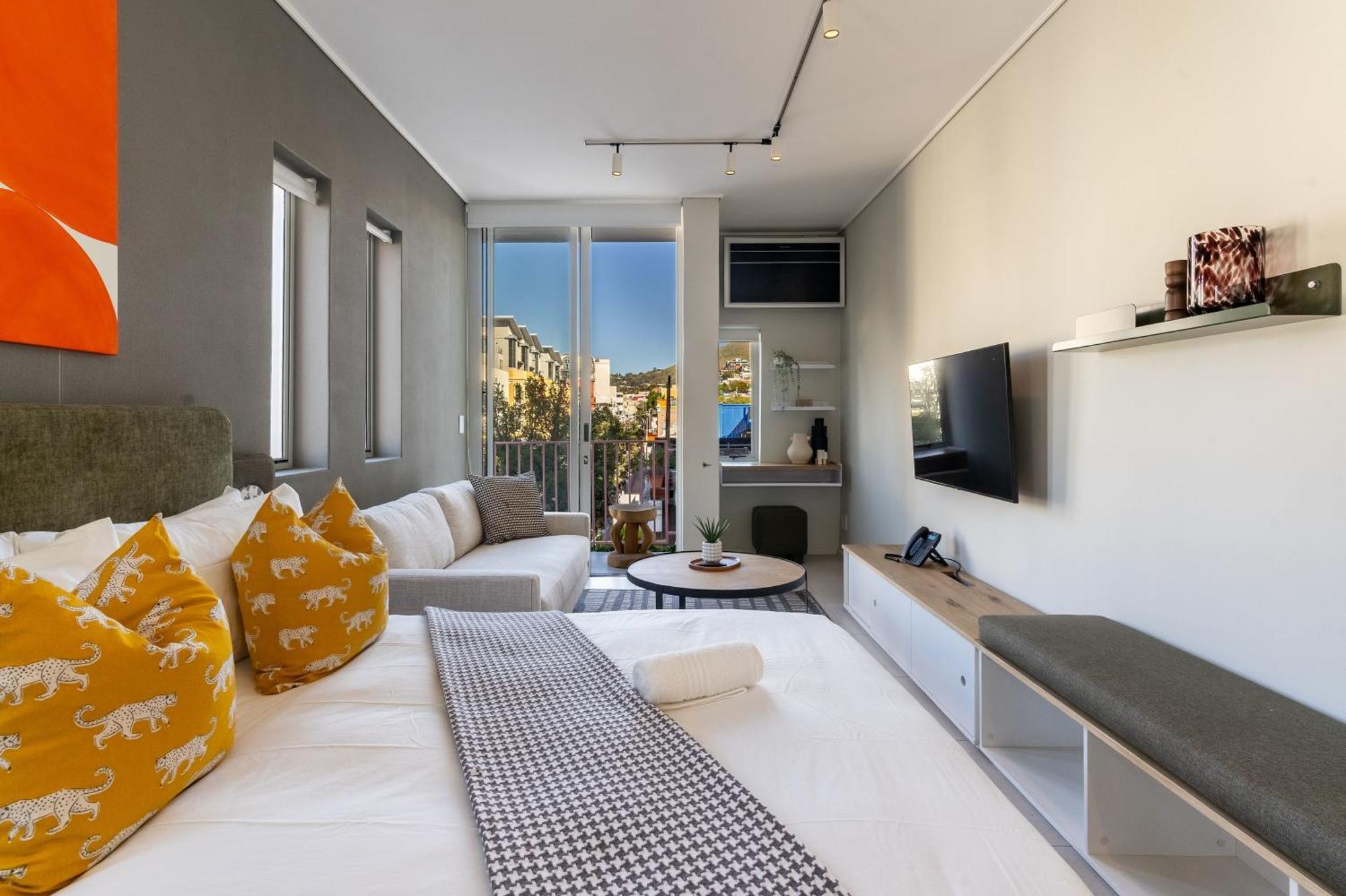 The Rose 307: Modern With Pool