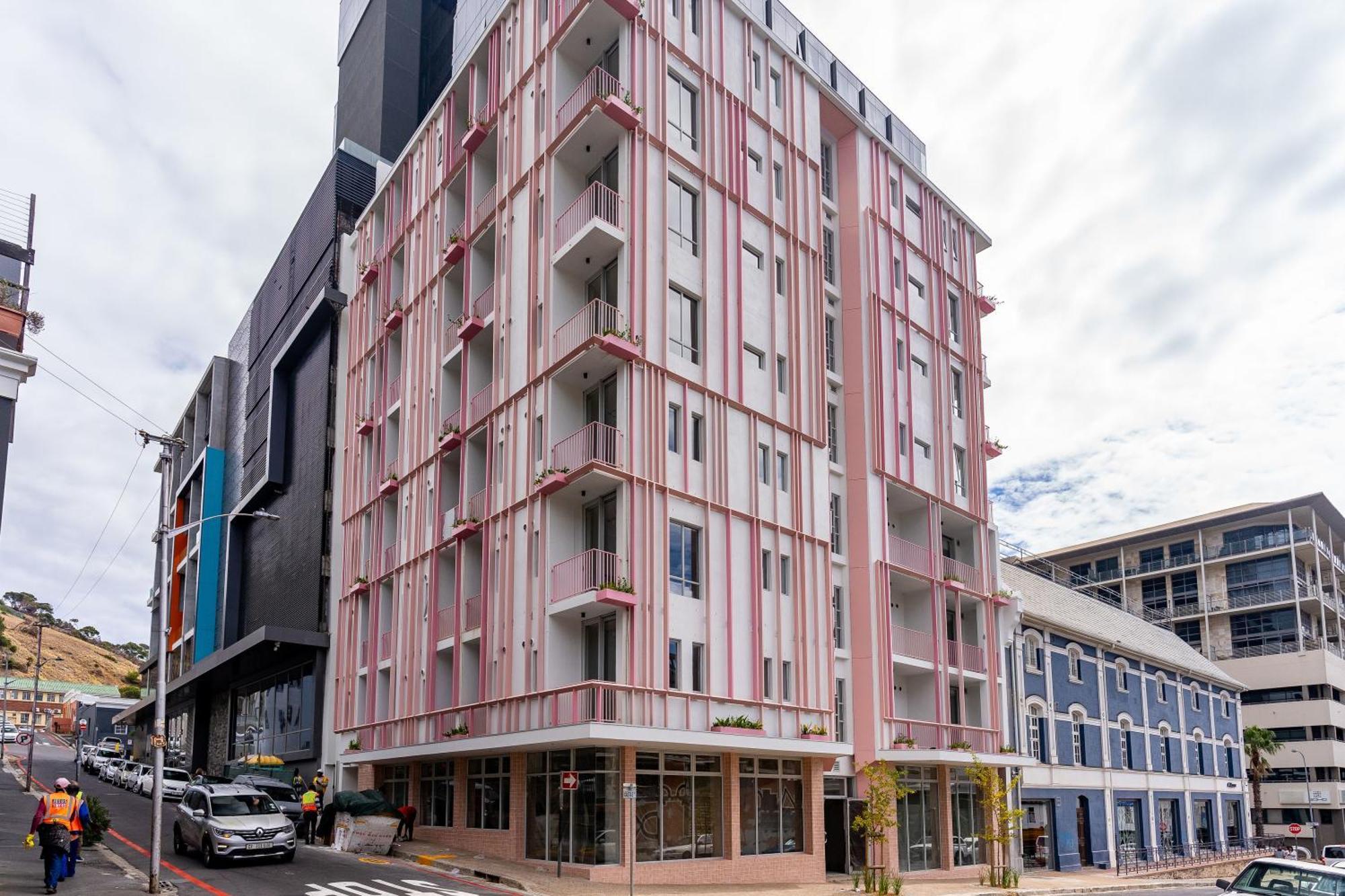 The Rose 307: Modern With Pool Apartment *